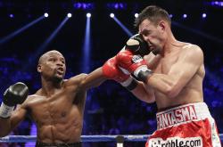 开云体育app-绿茵场上的空中对抗，当鹈鹕军团以头球风暴踏平三分勇士