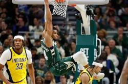 开云体育下载-绝地反击：雄鹿在主场逆转步行者，夺得胜利的简单介绍