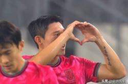 开云体育在线-韩国球队球员奋不顾身，锁定胜利