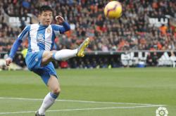 开云体育app-FLY险胜T1，Xiaohu团战一打五顶尖较量四强赛，技惊四座