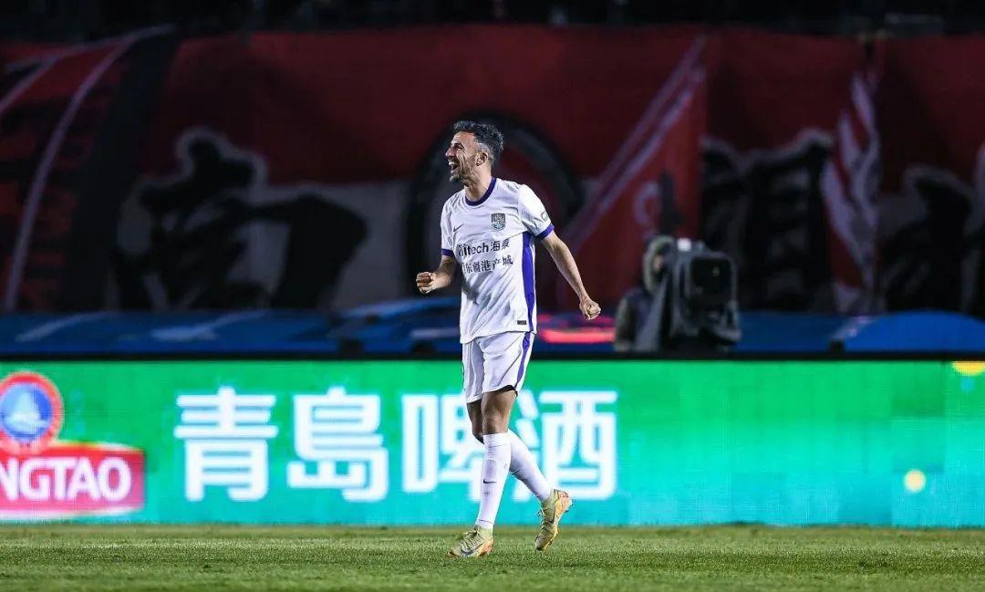 关于外援球员在场上表现抢眼，成为队伍的得分利器的信息