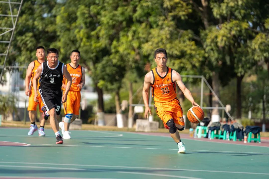 球场上热血沸腾，两队对决酣战抢分