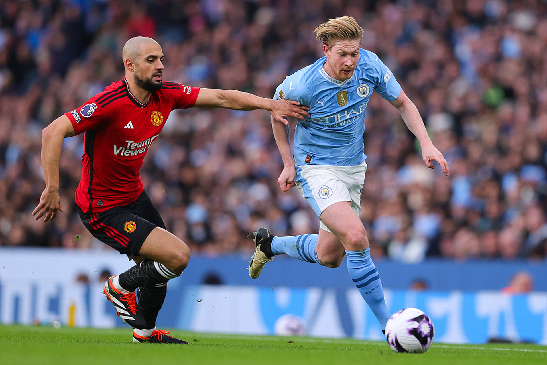 曼联征服对手，英超强队统治比赛