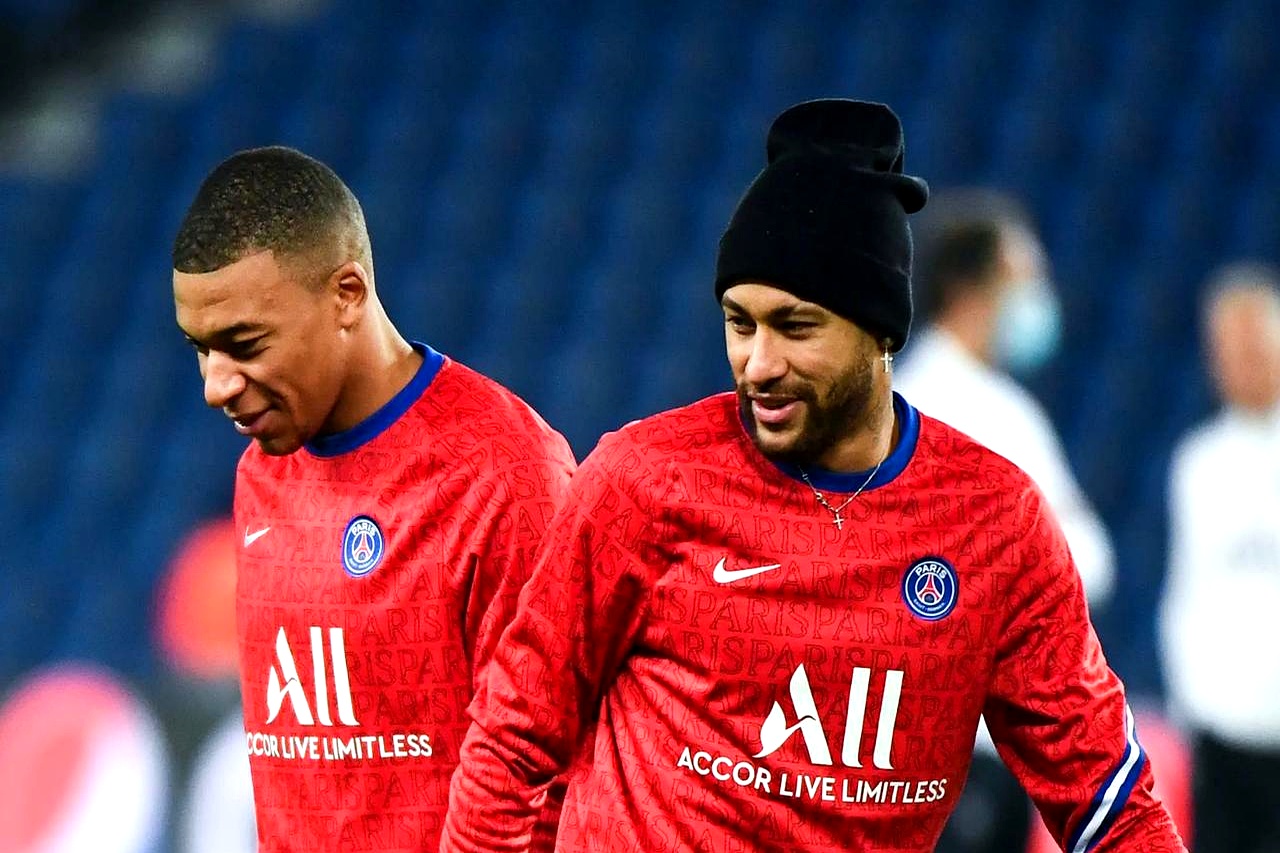 皇马队与切尔西队争夺AC米兰的中场球员