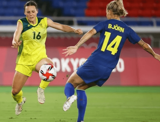 加拿大女足队在比赛中展现战斗力