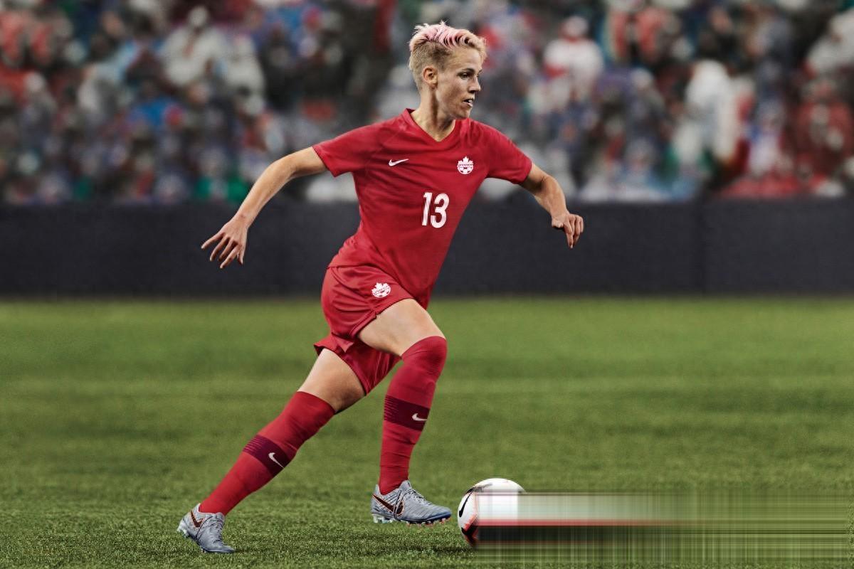 加拿大女足队在比赛中展现战斗力