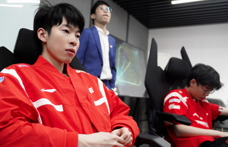 HLE轻取CLG，Meiko开启传奇时刻激烈交锋小组赛，点燃全场激情