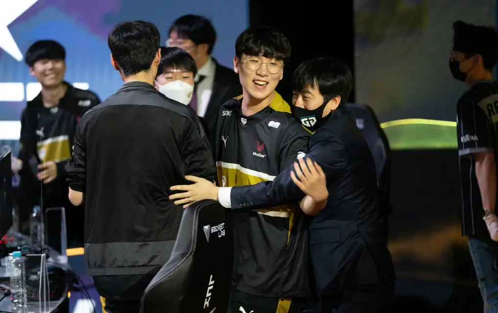 RNG血洗FNC，Chovy团战一打五焦点之战入围赛，技惊四座