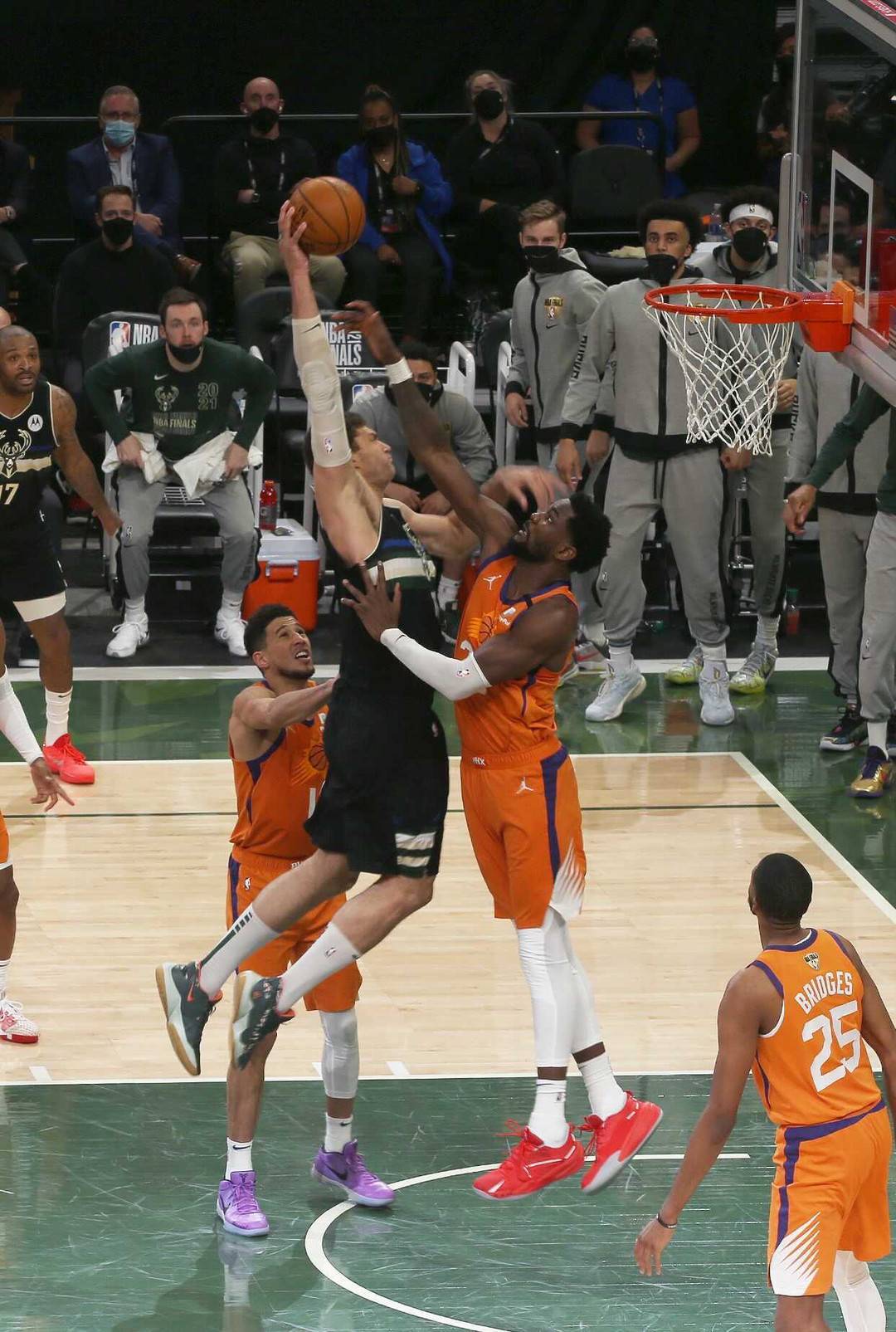 雄鹿主场击败篮网，率先晋级东部决赛