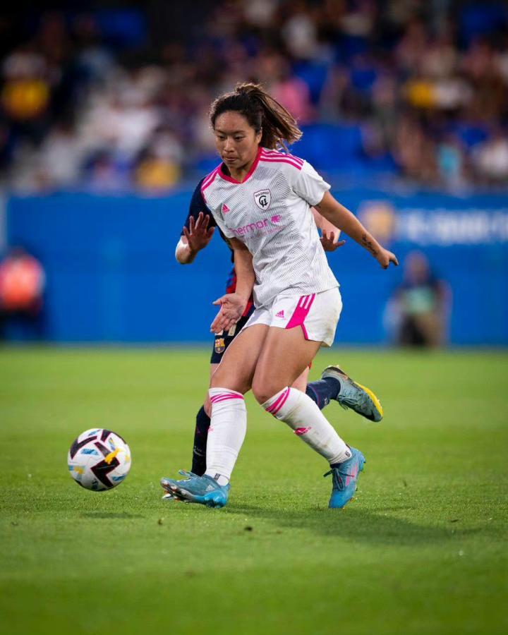 马德里竞技女足球员展示球技技巧