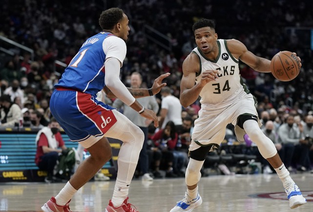 雄鹿主场大胜活塞，丁威迪32分砍金-格林