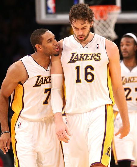 小牛惊险胜鹈鹕，系列赛领先的简单介绍