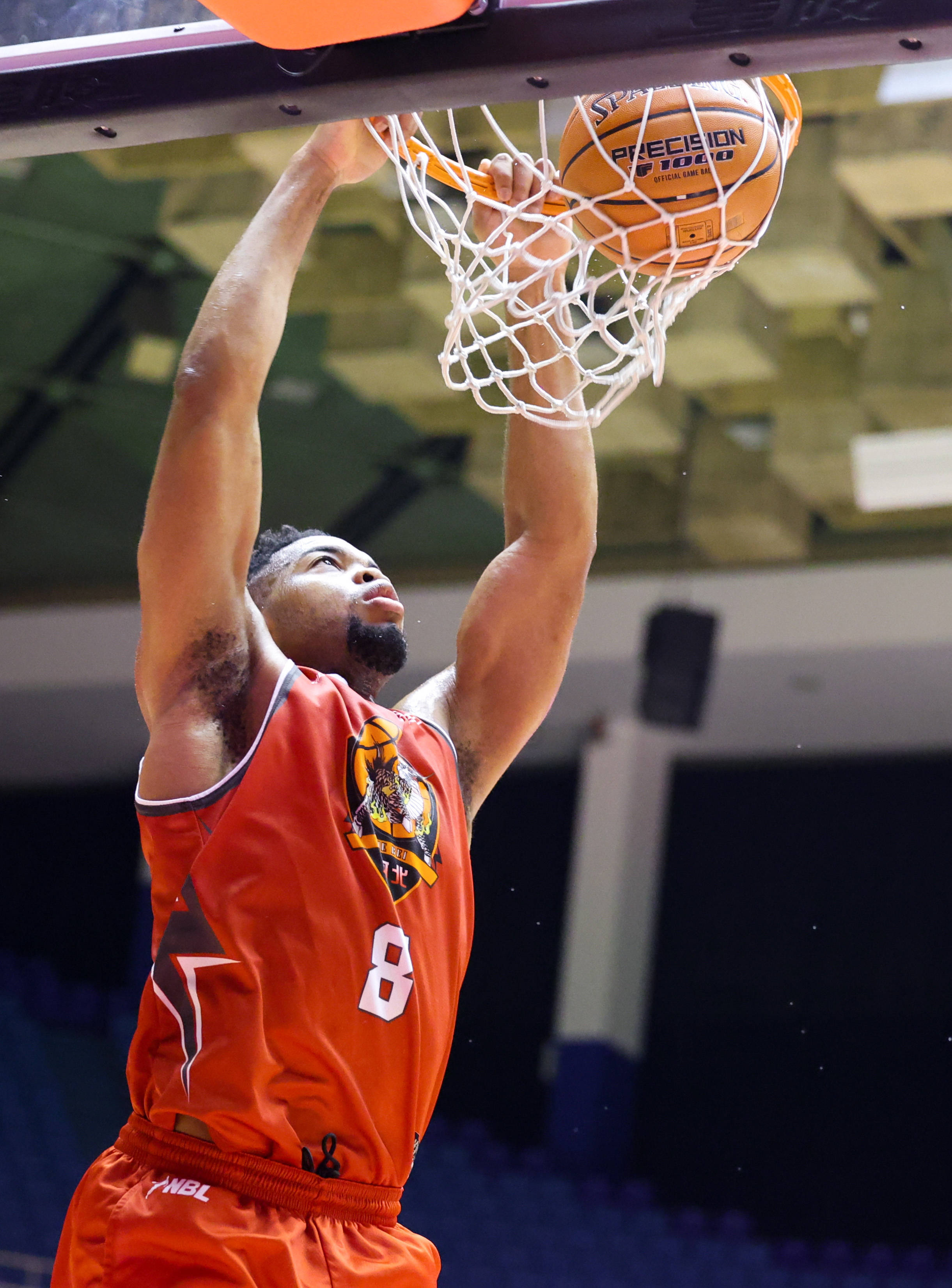 篮球比赛中球员展现顽强拼搏精神 篮球比赛中球员展现顽强拼搏精神