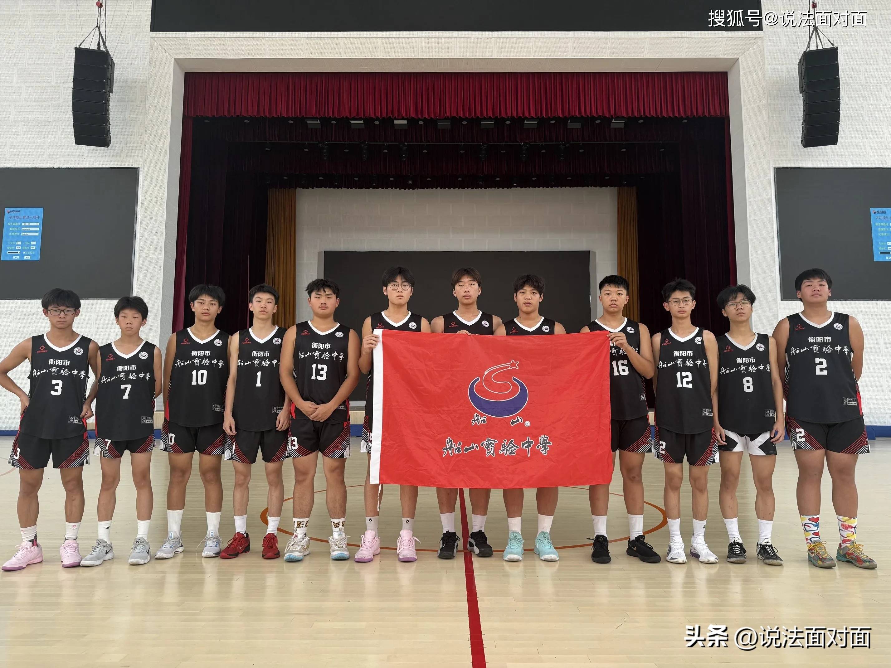 篮球比赛中球员展现顽强拼搏精神 篮球比赛中球员展现顽强拼搏精神