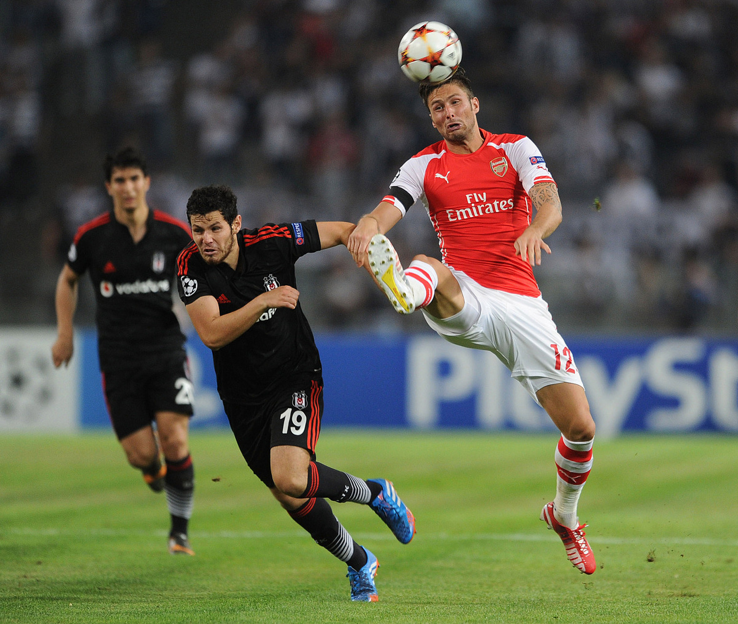 阿森纳中场爆发,引领球队再创佳绩 阿森纳中场爆发,引领球队再创佳绩