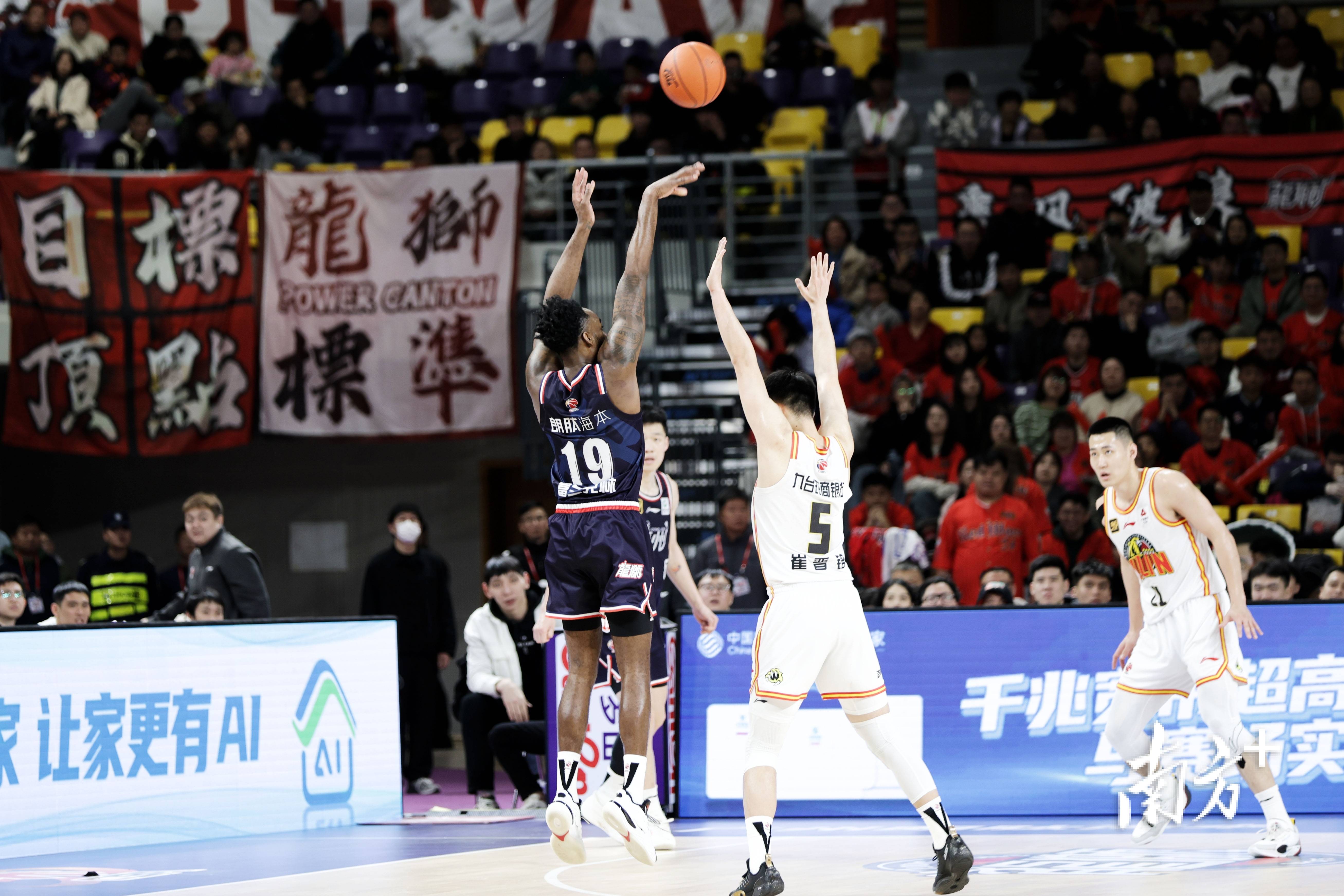 包含精彩篮球赛事震撼人心,球迷狂热争先的词条 包含精彩篮球赛事震撼人心,球迷狂热争先的词条