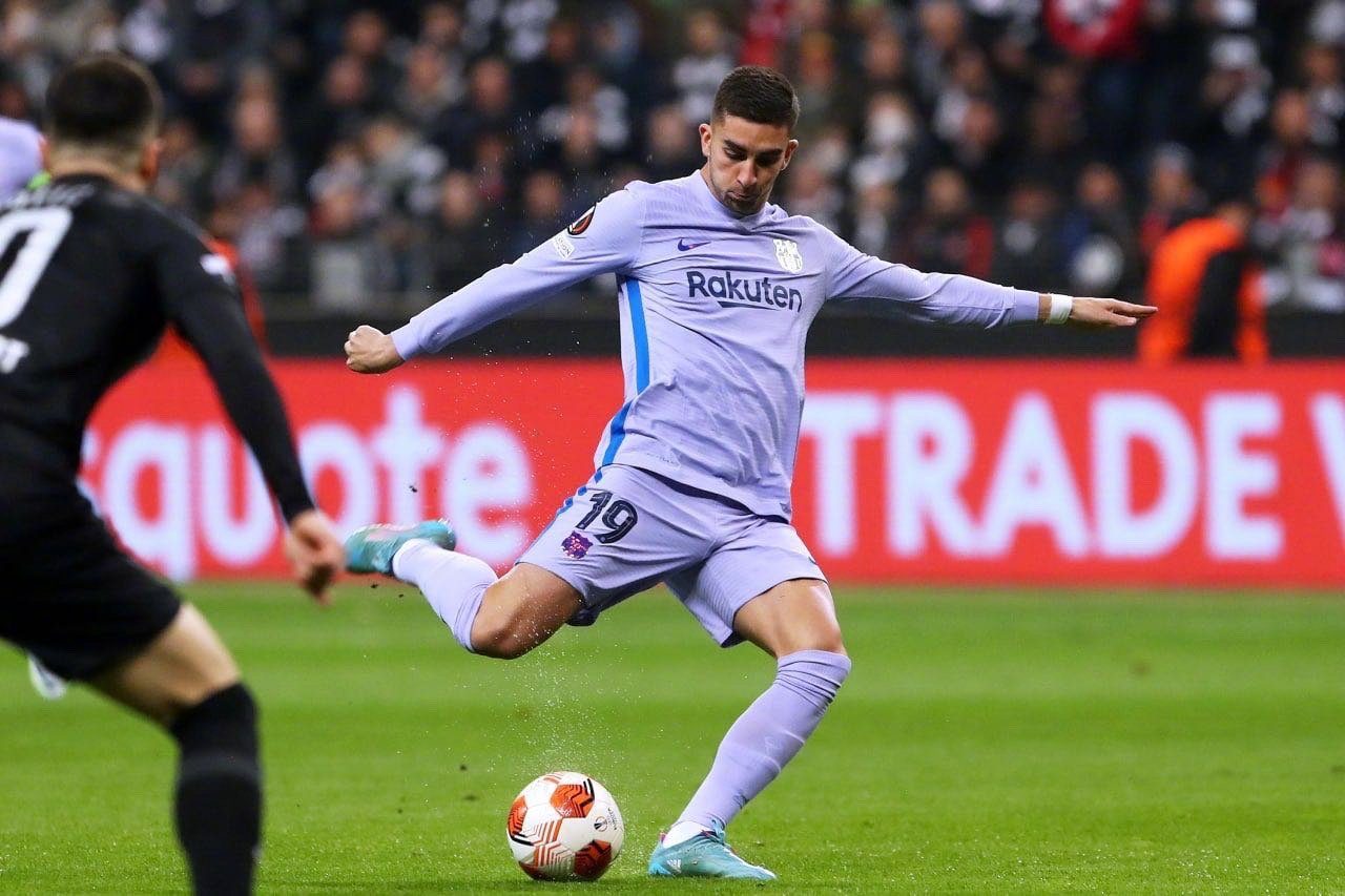 包含法兰克福客场战平，稳定排名追赶前方的词条