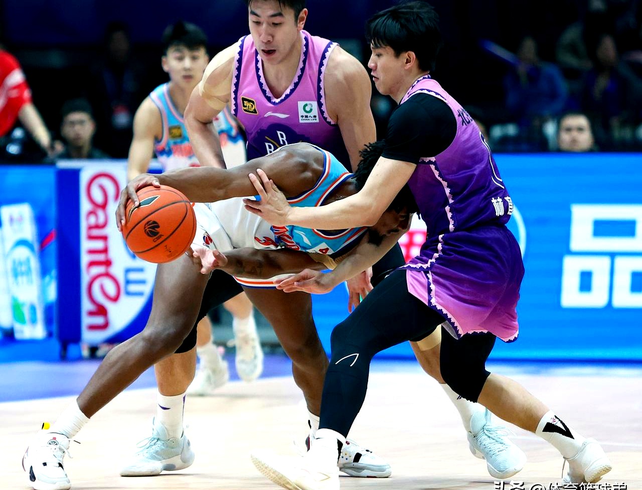 上海队险胜新疆队，赵继伟点燃赛场