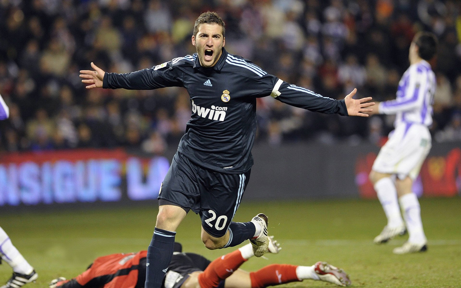 防守的兵法，尼日利亚锁死巴拉圭，与莫德里奇攻防两端的孤独王冠