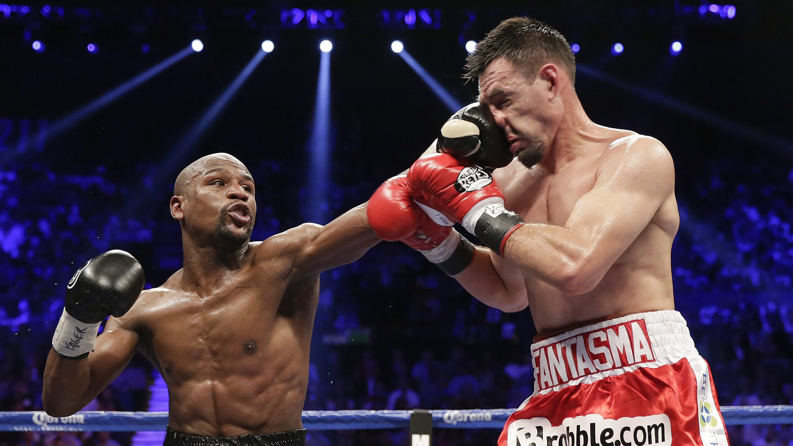 绿茵场上的空中对抗，当鹈鹕军团以头球风暴踏平三分勇士