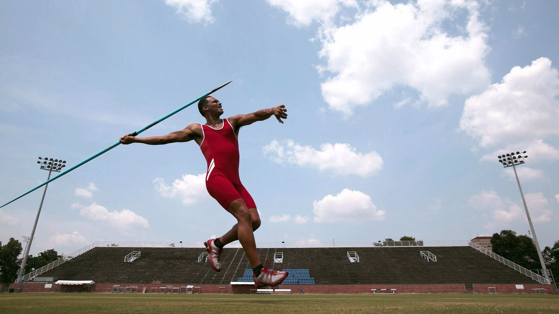 绝响之夜，当钢铁蓝军遇见药厂烈火，本泽马写下唯一的天火脚本